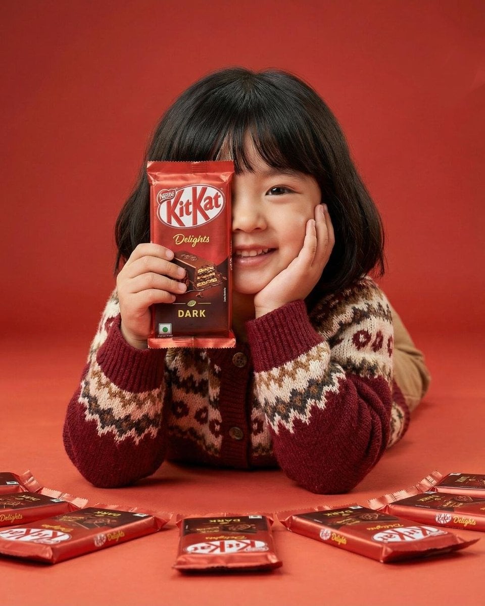 귀여운 어린 소녀가 빨간 KitKat 초콜릿 바를 들고 포즈 취한 프로덕트 포스터 디자인 AI image prompt example