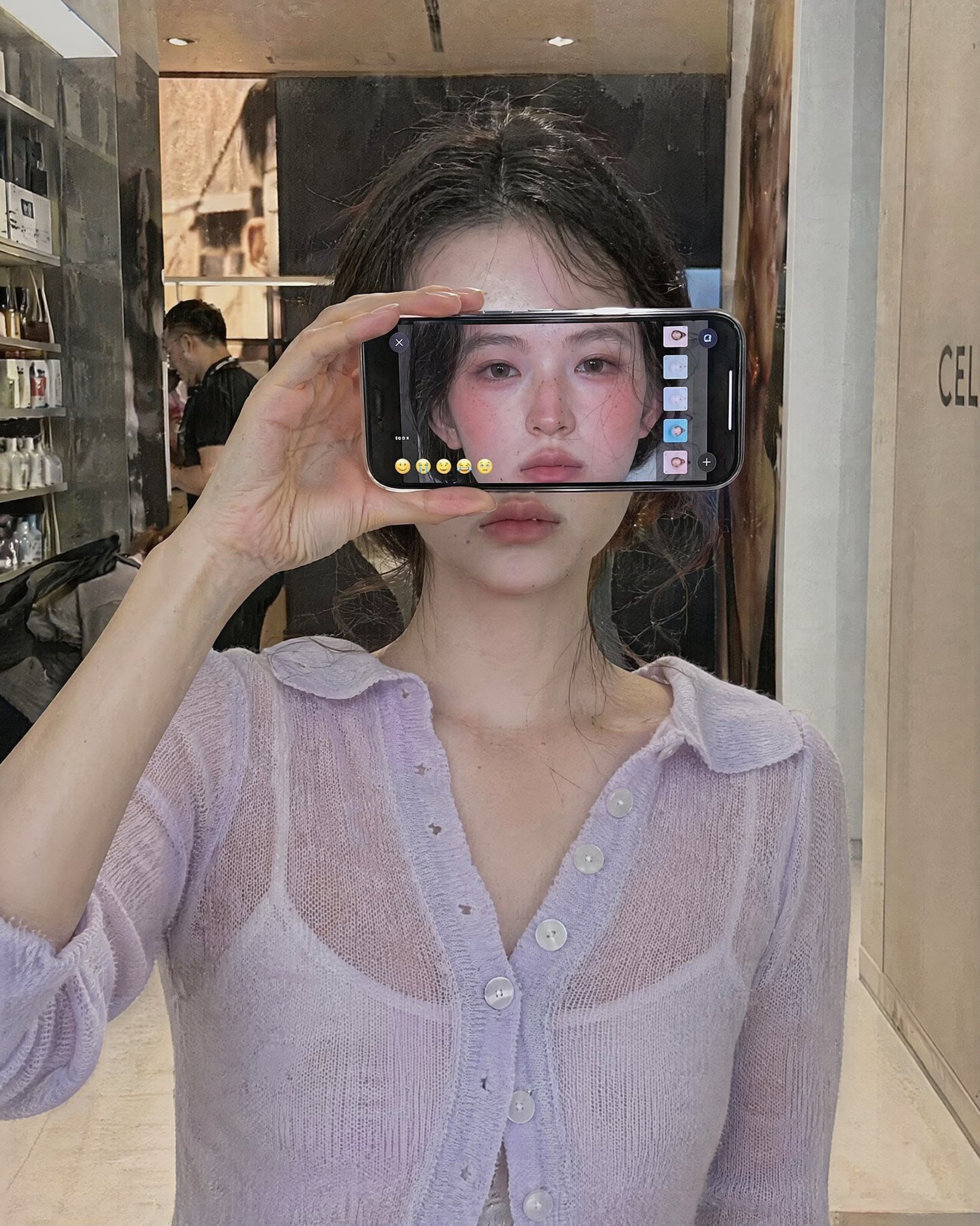 초현실적인 아이폰 인물 사진 신원 정확히 보존된 참조 AI AI image prompt example