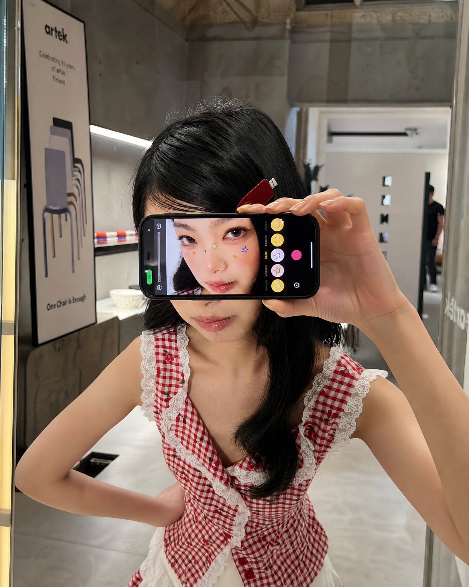 초현실적인 아이폰 인물 사진 신원 정확히 보존된 참조 AI AI image prompt example 4