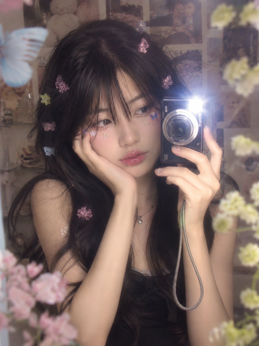 동양 여성의 빈티지 디지털 카메라 미러 셀카 프롬프트 AI image prompt example 2