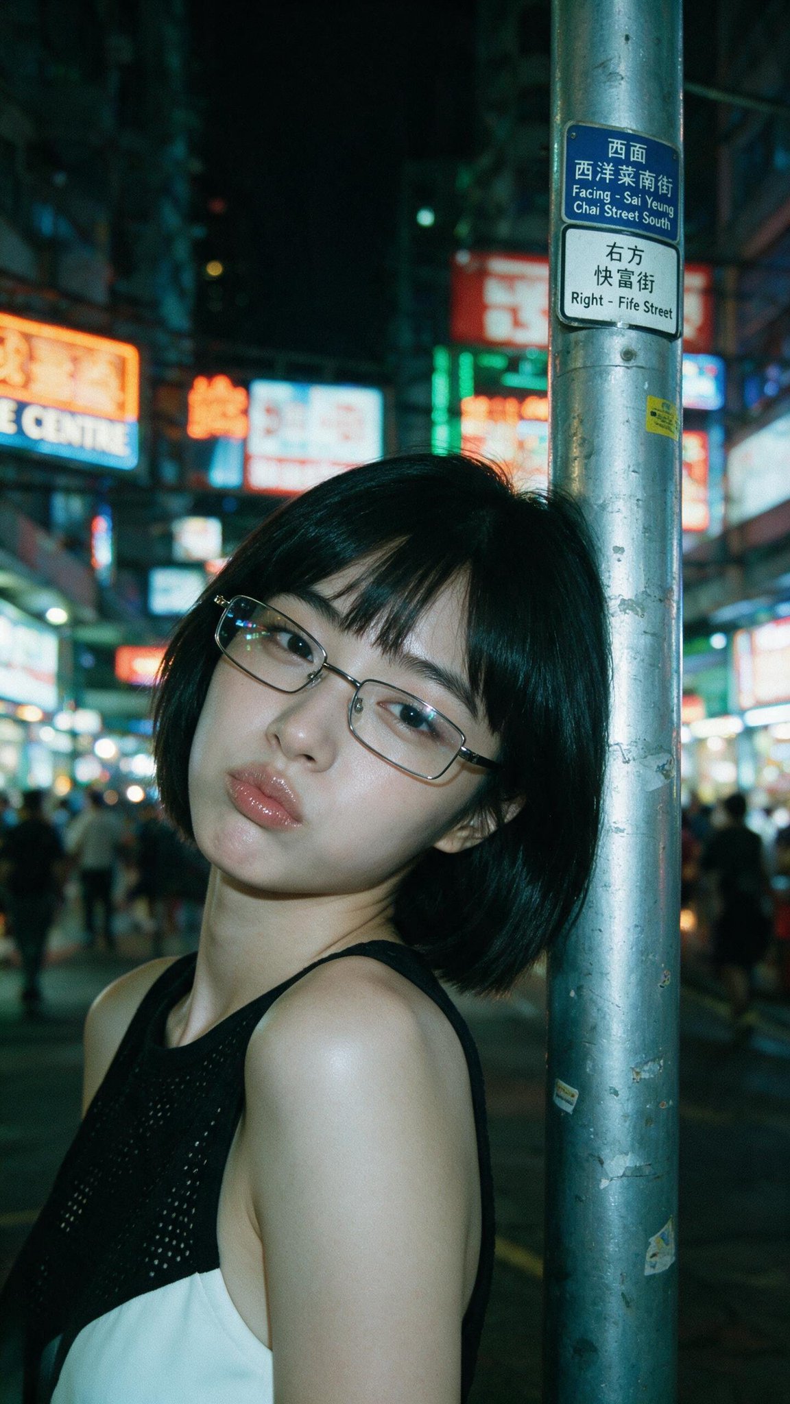 深夜の街頭でポールに寄りかかる女性のナイトポートレート AI image prompt example