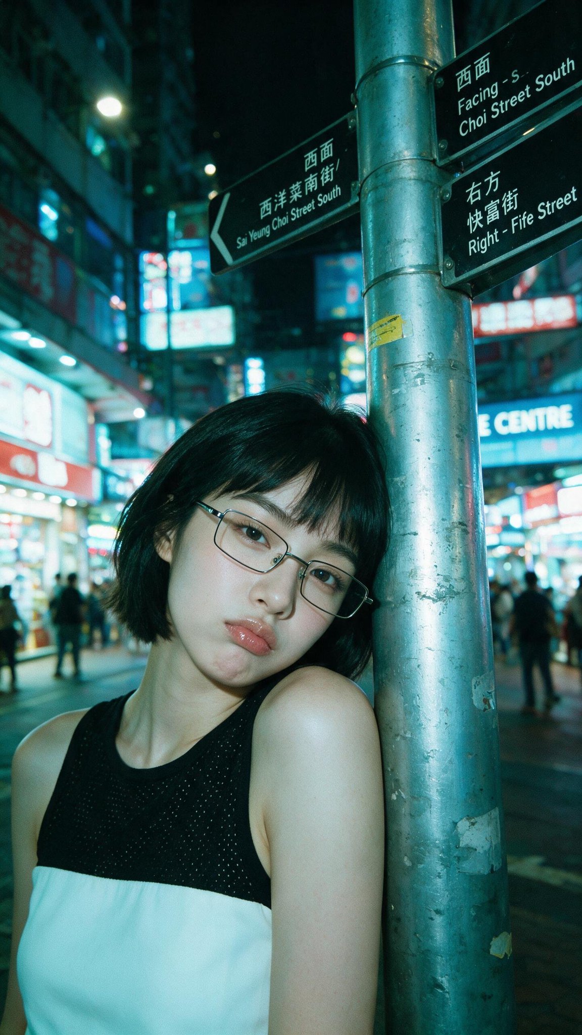 홍콩 거리 야간 인물 사진 프롬프트 - 금속 기둥에 기댄 젊은 여성 AI image prompt example 2