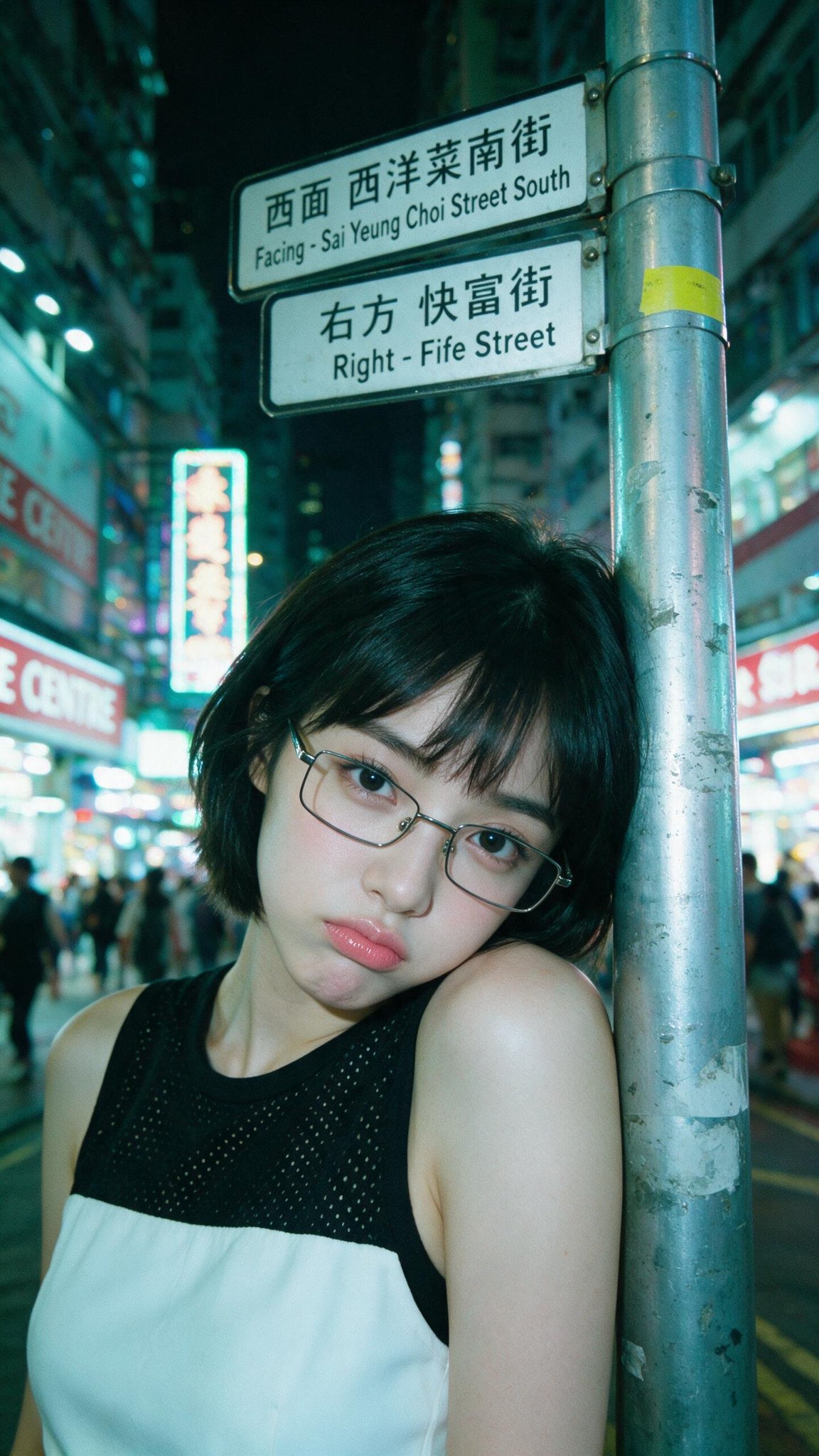 홍콩 거리 야간 인물 사진 프롬프트 - 금속 기둥에 기댄 젊은 여성 AI image prompt example 3